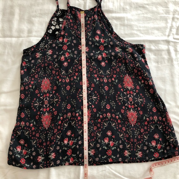 ❌ Sold ❌ 🛍️ 3 for $20 - Sleeveless Flower Crochet Top - Picture 5 of 5